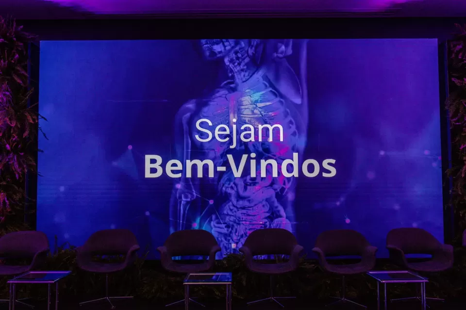 Telão com a mensagem de boas vindas do III Portal Meeting