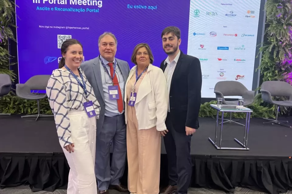 Participantes em frente ao painel do III Portal Meeting