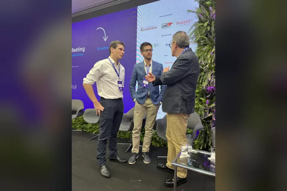 Palestrantes conversam no palco durante a tarde
