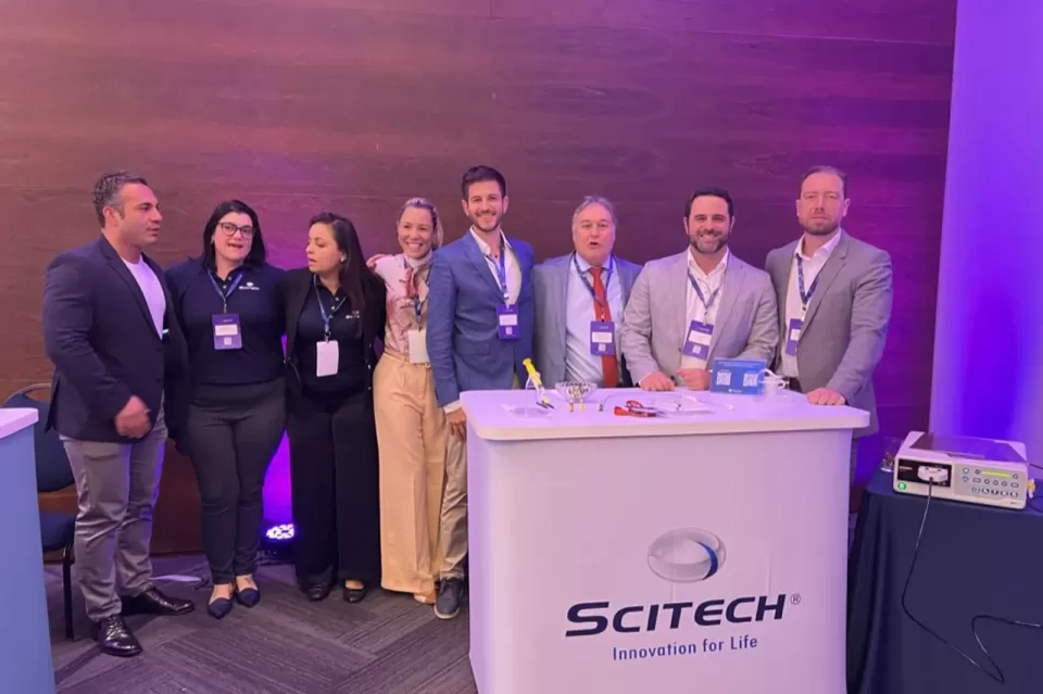 Equipe no estande da Scitech