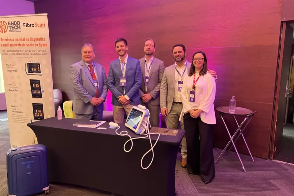 Equipe no estande da Endotech com o FibroScan