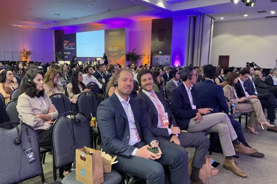 Participantes na plateia da Arena 2 do Hepato 2025