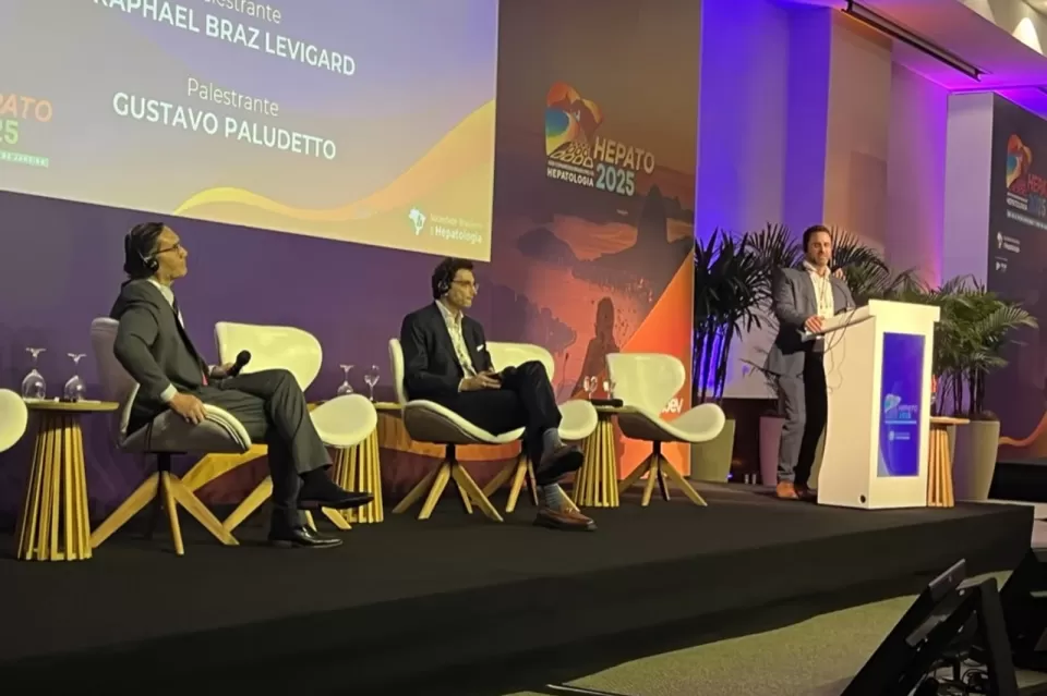 Palestrantes Raphael Braz Levigard e Gustavo Paludetto no palco