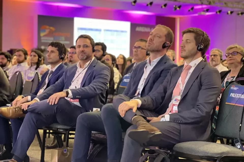 Palestrantes acompanham a sessão na plateia