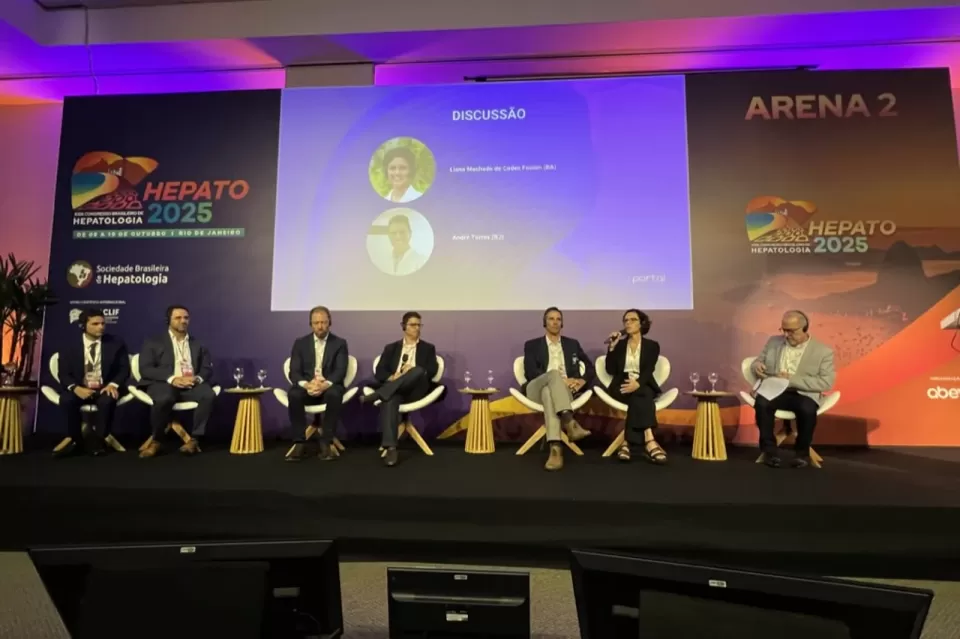Mesa de discussão no palco da Arena 2