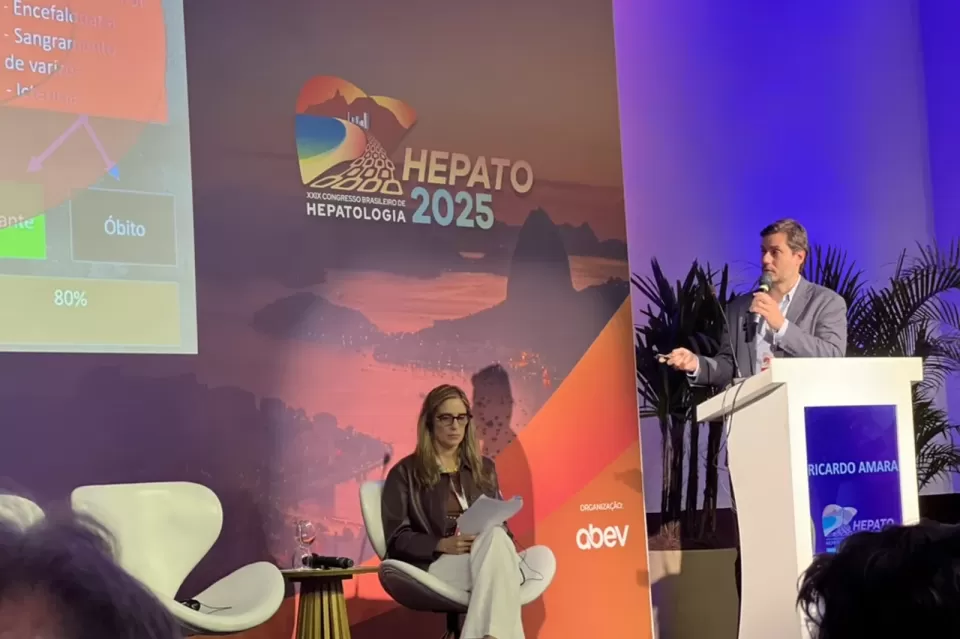Palestrante responde perguntas ao lado da moderação
