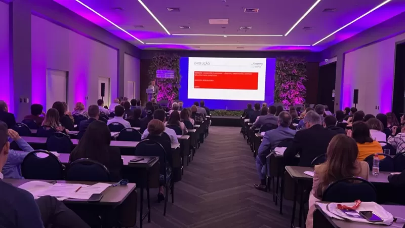 Auditório lotado do III Portal Meeting com a apresentação no telão