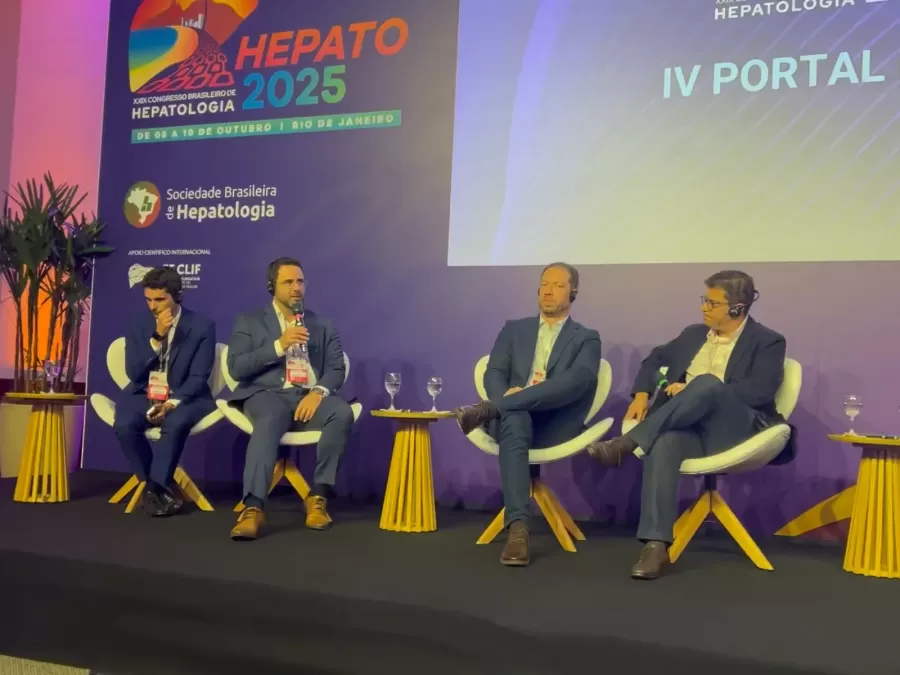 Mesa de discussão do IV Portal Meeting no palco da Arena 2